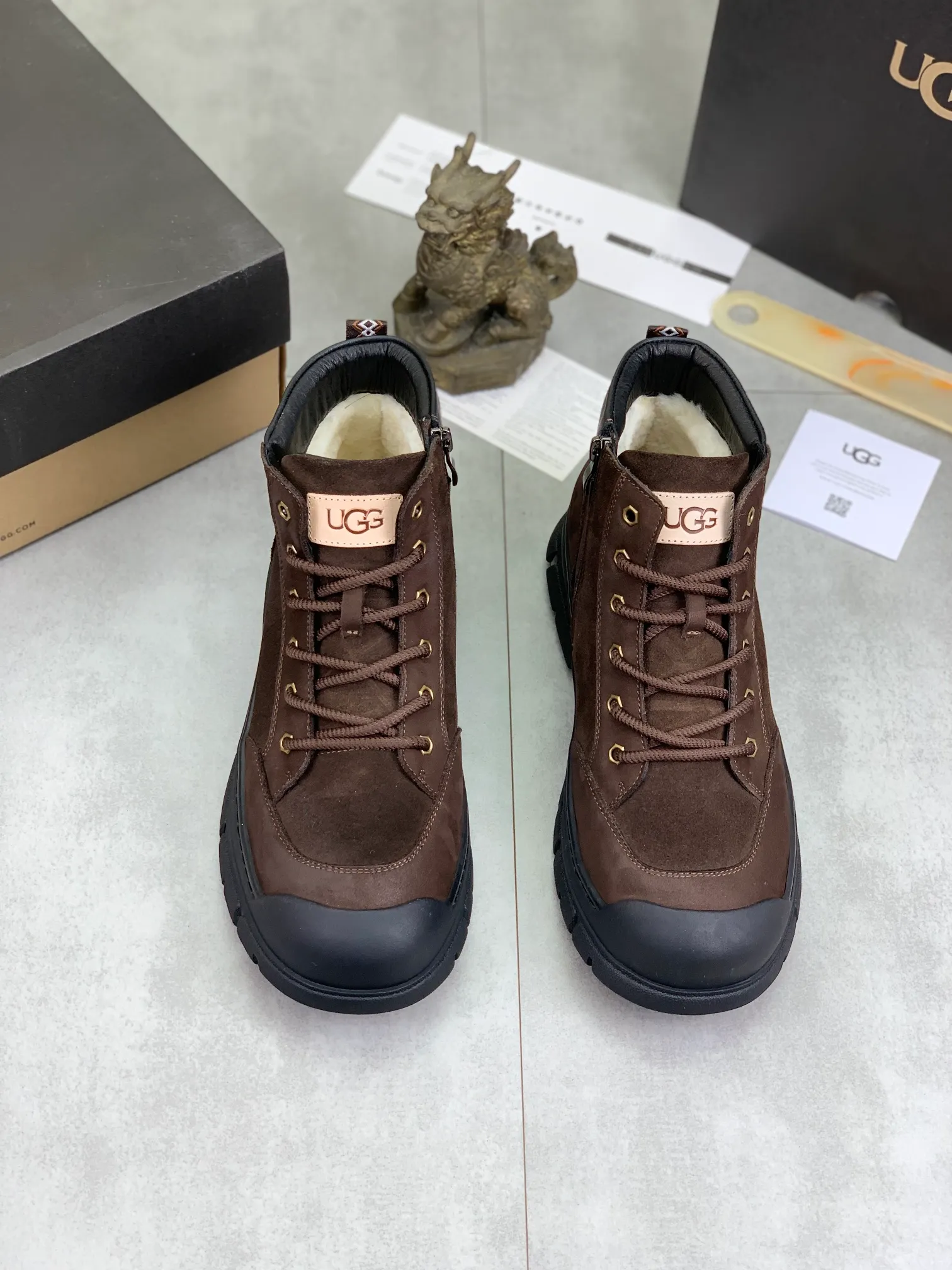 Men's Men's Shoes P620 [New Style] 💰 🆘 "Real Wool" [UGG] 👉 Popular men's shoes official website synchronization 🔰 Genuine quality [proud] is not comparable to the imitations in the general market 🌀 The upper is imported Italian frosted cowhide, and the lining: foot pad 🅰️ grade 🐑 real wool 👻 Only Grade A can show the effect The hand feels smooth and delicate 🔱The shoe shape is grand, only genuine factories can do it 🎄The perfect toughness of the original outsole 👻⬛️ can allow customers to say goodbye to one-time consumption. Real wool lining, super warm. Available in black or brown. Size: 38-44